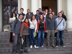 .Alrededor de 30 alumnos provenientes de distintas facultades de Colombia, Chile, España, Francia y Brasil, llegaron a nuestra institución para ampliar y perfeccionar sus conocimientos sobre las carreras. Los programas y convenios con universidades extranjeras que posee la FAUBA permitieron el intercambio de estudiantes, que se quedarán en el país hasta mediados de diciembre. “Para nosotros es una satisfacción ver cómo año a año se incrementa la cantidad de alumnos de otros países y suman en su formación a la Facultad de Agronomía”, aseguró Alejandra Gil, Secretaria de Extensión y Asuntos Estudiantiles de la Facultad de Agronomía de la UBA, quien recibió a los estudiantes extranjeros junto con Mariela Andreozzi, Directora del Área de Relaciones Internacionales, y Anabella Sergio, que está a cargo de los alumnos de Intercambio Internacional.
