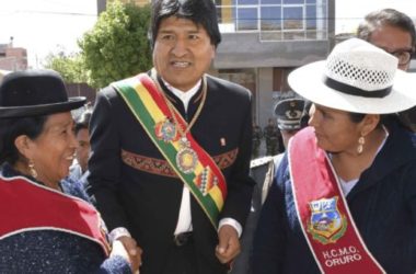 01 nombre 2016, Oruro.- El presidente Evo Morales junto a la ministra de Medio Ambiente y Agua, Alexandra Moreira, en la firma de convenio para el embovedado del canal Tagarete Fase I, durante la sesión de honor por la fundación de la ciudad de Oruro. (Fotos: Freddy Zarco)